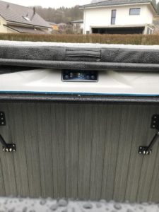 Installation lève couverture sur spa Rewary à Pâsquier-Monbarry